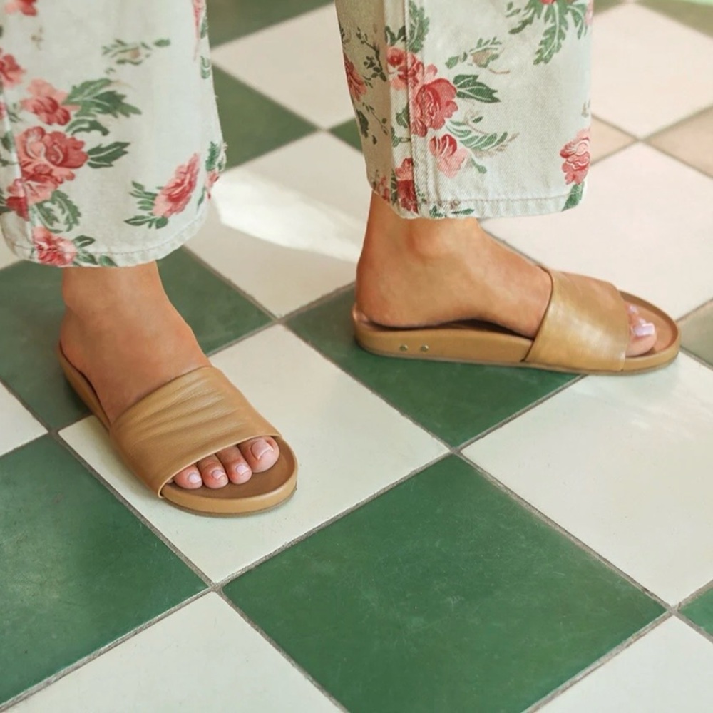 Beek Women's Gallito Slide Sandals Honey - Picture 4 of 8